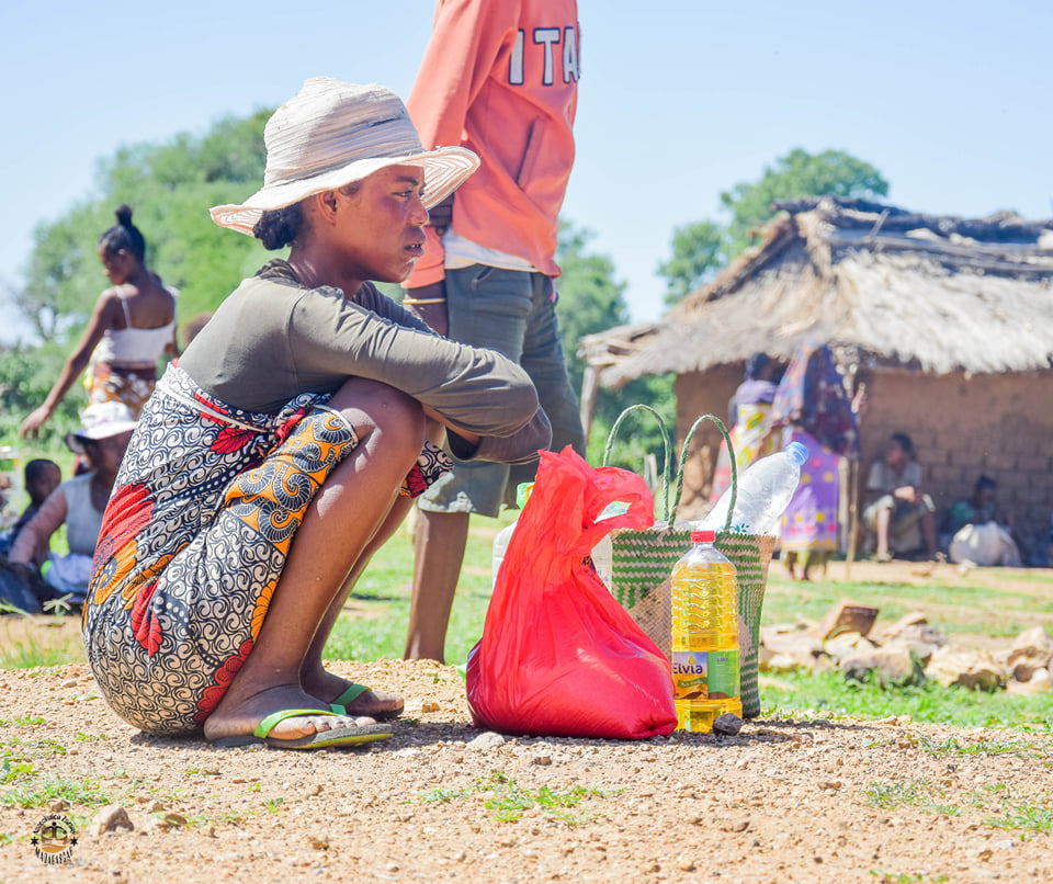 Une dame du sud de Madagascar recevant des denrées alimentaires d'urgence